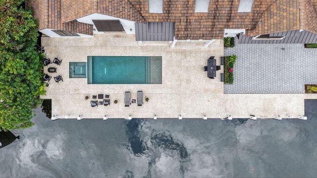 Building Photo - 400 Mola Ave