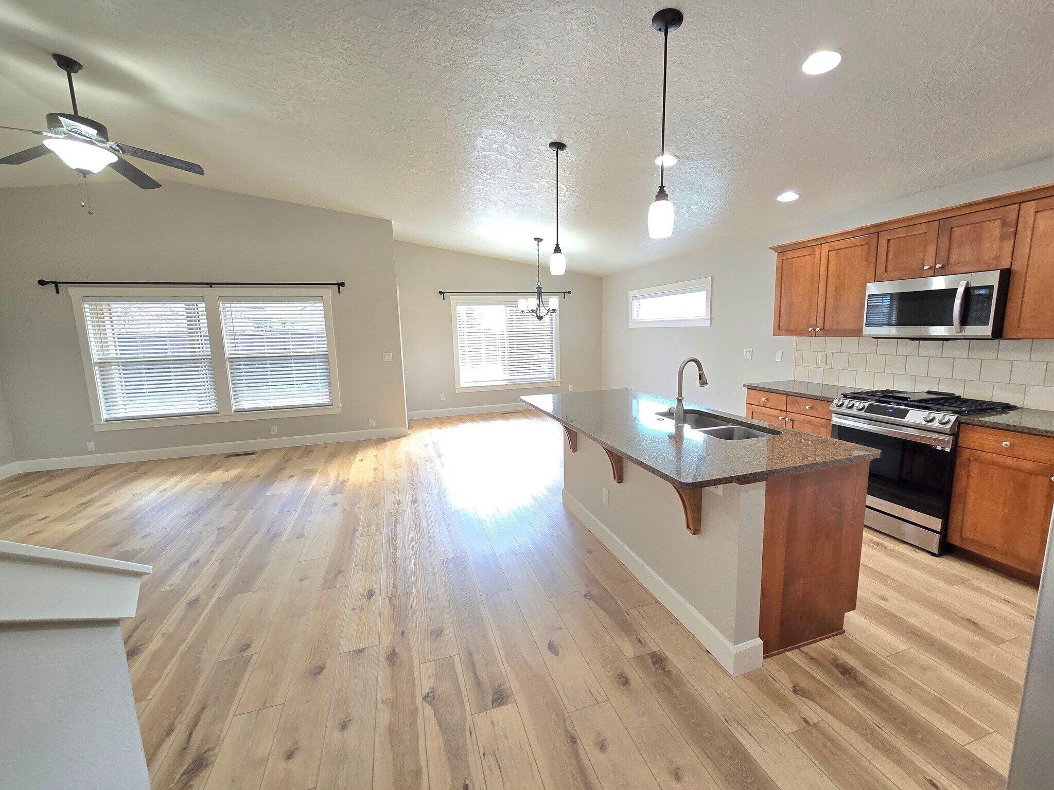 Building Photo - 591 W Kingsley St