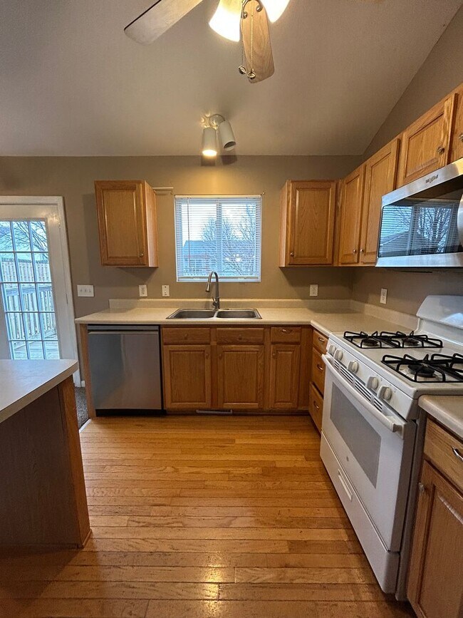 Building Photo - Spacious Split Level Living in Millard with a Backyard You’ll Love