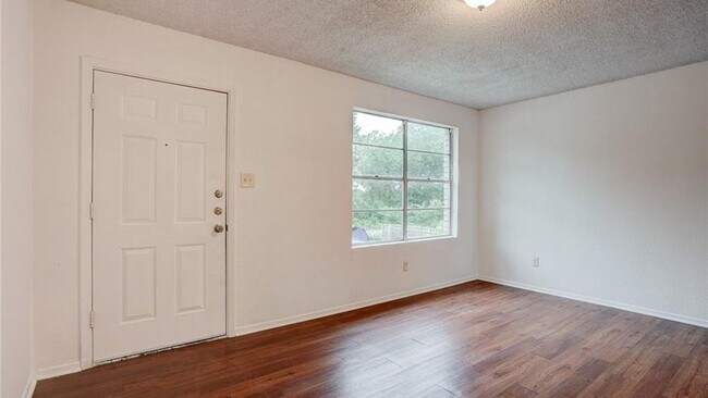 Building Photo - 724 Old Martindale Rd