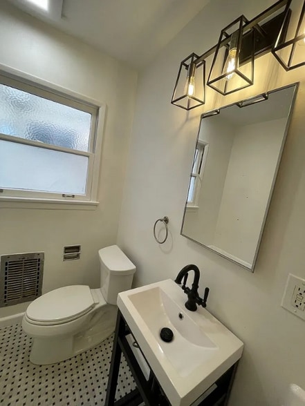 Building Photo - 1124 Glenville Dr