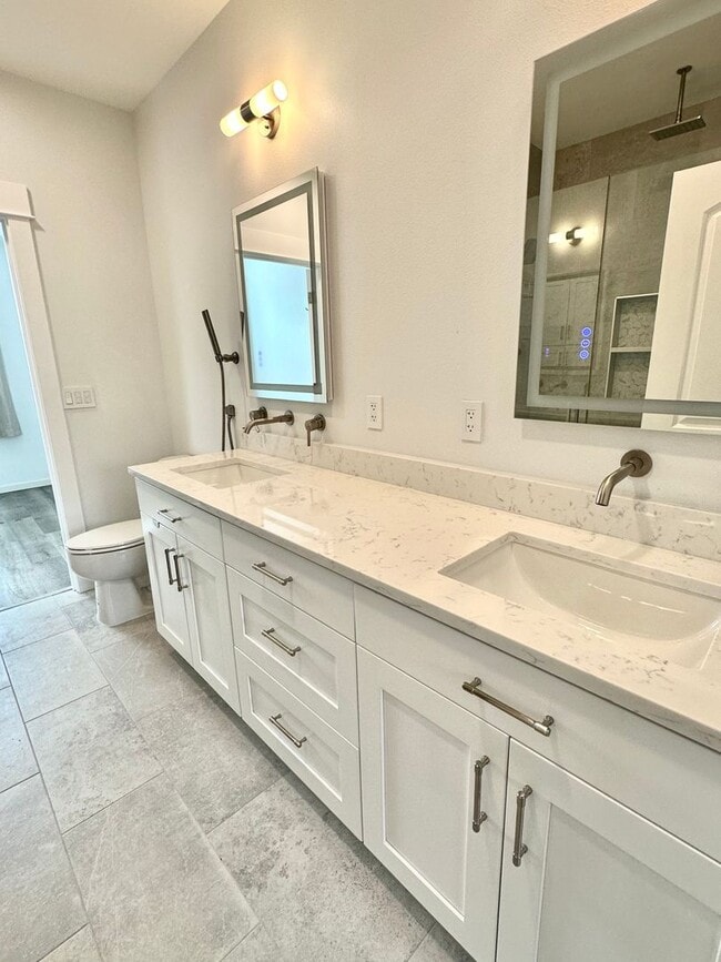 Building Photo - Modern 3 bedroom, 2.5 bathroom Townhome in Mapleleaf!