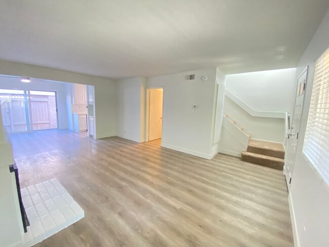 Building Photo - Beautiful 2 bed 2.5 Bath, Newport Beach