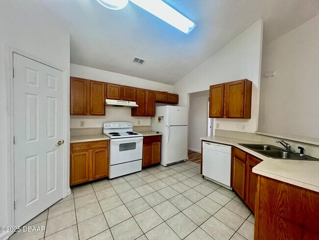 Building Photo - 11 Plainview Dr