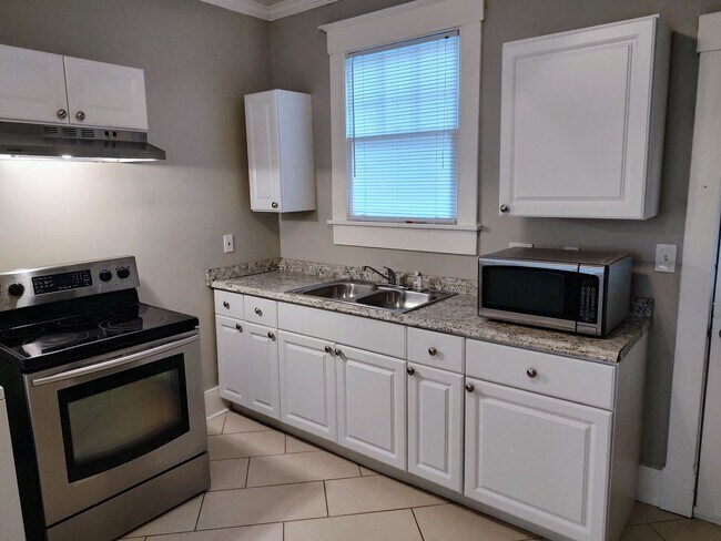 Building Photo - Large 2BR/1BA Downtown House Steps From Daffin Park