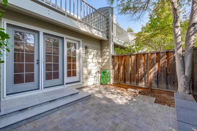 Building Photo - 2-Suite Townhome in Whisman Station Area | Easy Access to 101/237/85