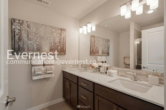 Building Photo - 2-Bed/2.5-Bath Townhome/Voucher Accepted