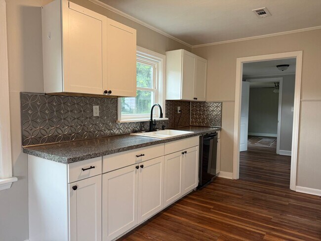 Building Photo - 4 Bedroom 1 Bathroom Home Located in Greeneville, TN