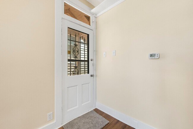 Building Photo - Newly renovated one bedroom available for a move in right away!