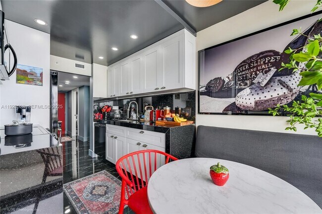 Building Photo - 2555 Collins Ave