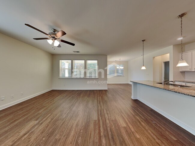 Building Photo - 245 Lake Vista Dr