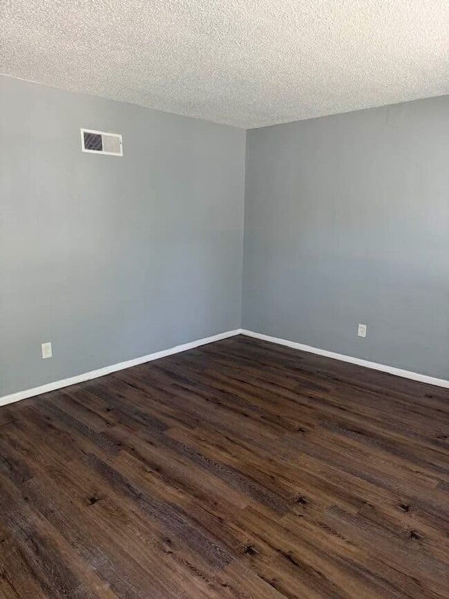 Building Photo - Move in ready