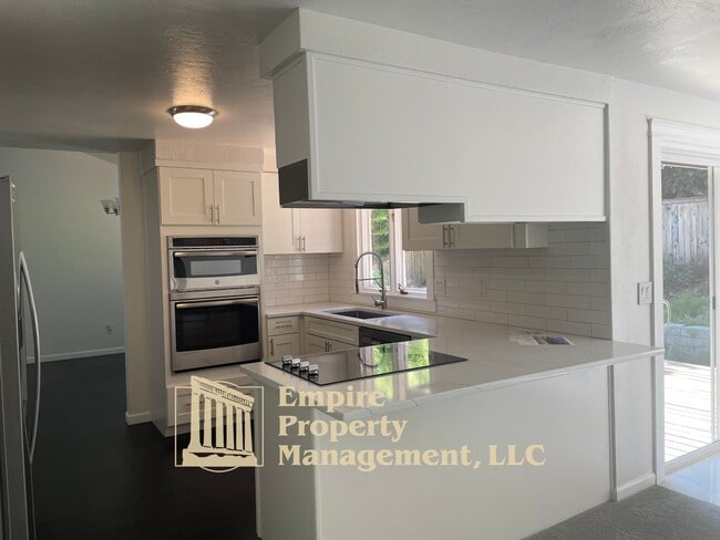 Building Photo - 2022 Floral Hill Dr