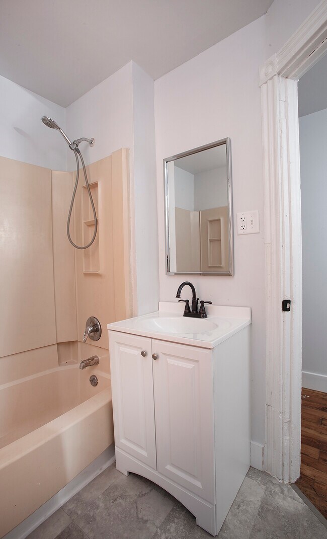 Building Photo - 333 S Ann St