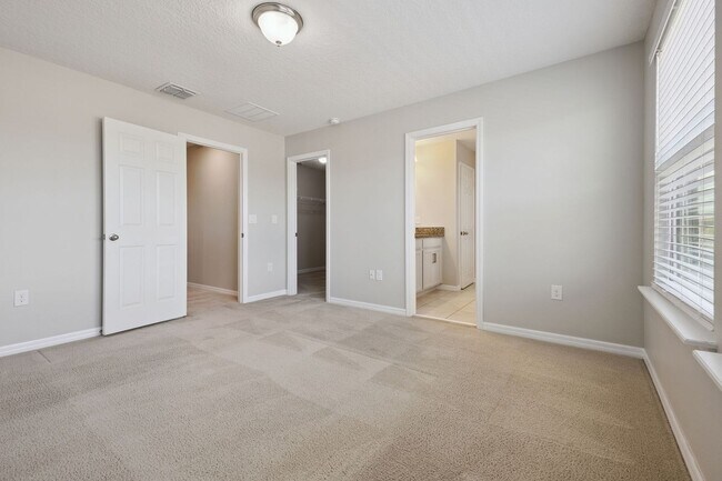 Building Photo - 3/2.5/2 Townhome in SummerLake