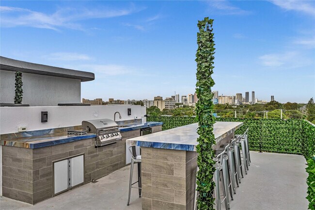 Building Photo - 2100 Miami Rd