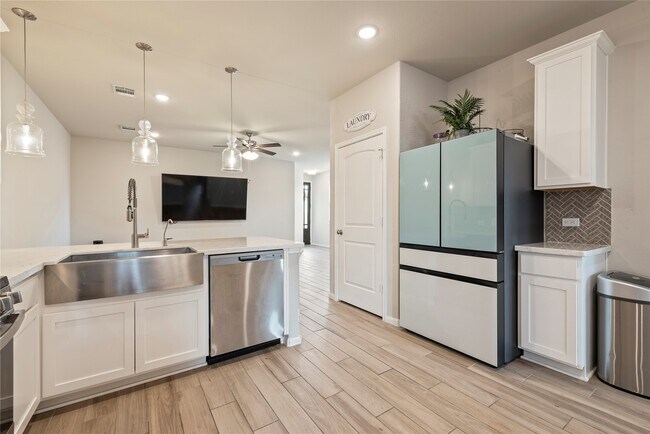 Building Photo - 5605 Hyde Park Dr