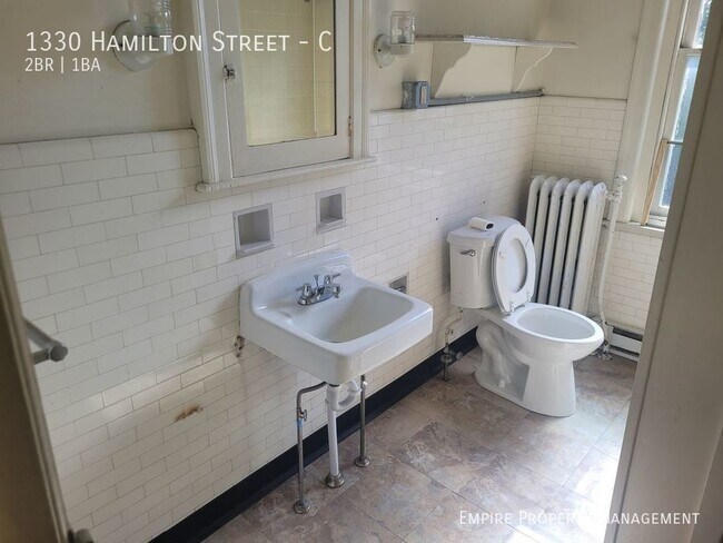 Building Photo - 2nd Floor: 2 Bedroom /1 Bathroom Apartment...