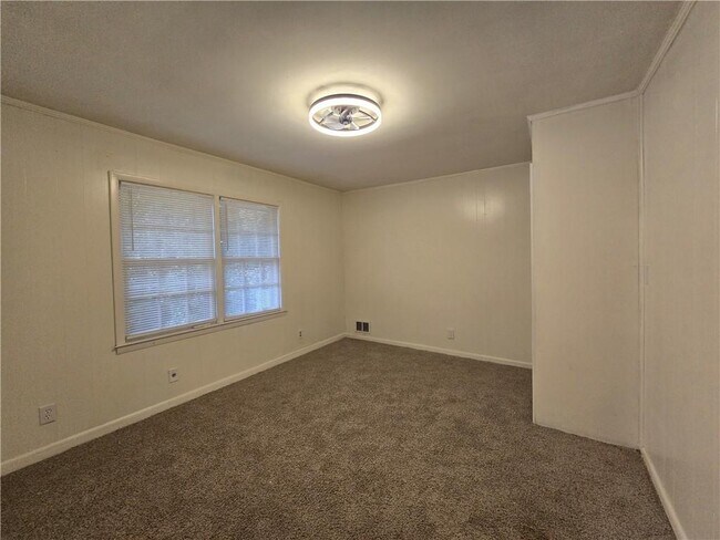 Building Photo - 2468 Dresden Dr NE