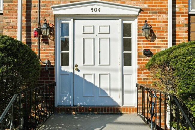 Building Photo - 504 River Rd