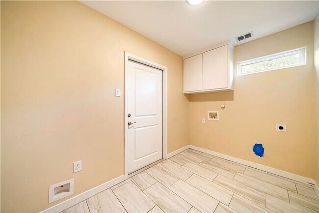 Building Photo - 4BR/3BA in Southside