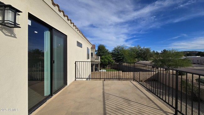 Building Photo - 2119 W Tracy Ln