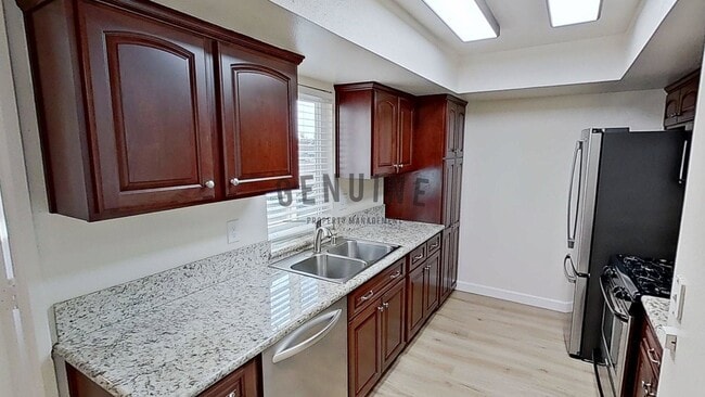 Building Photo - Upstairs Spacious 1Bd Condo w/attached Garage