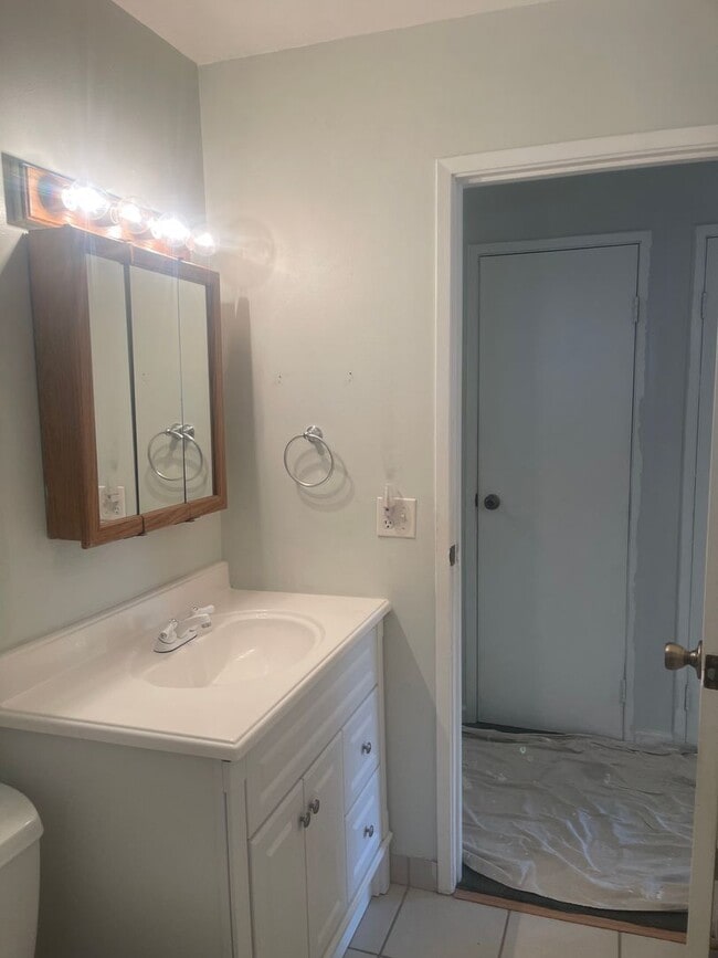 Building Photo - NICE OLDER HOME IN ESTABLISHED AREA