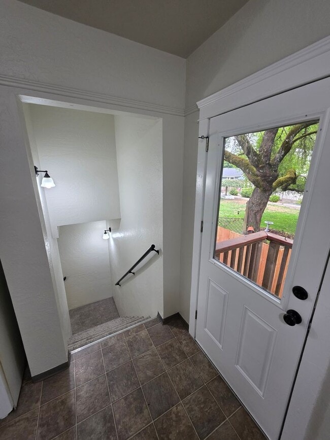 Building Photo - Charming home on quaint cul-de-sac!