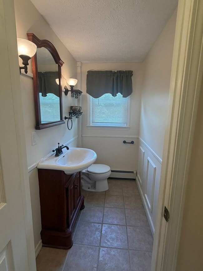 Building Photo - Spacious 2-Bedroom 1 1/2 bath- End-Unit Townhouse, Dunbarton, NH