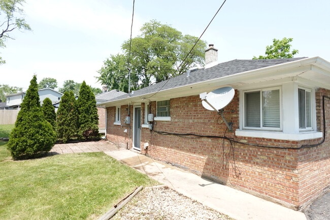 Building Photo - 2045 Magnolia Rd