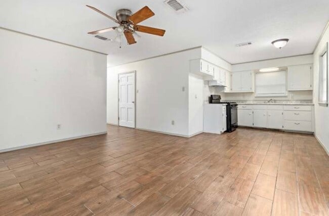 Building Photo - 245 E Smith St