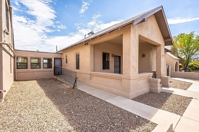 Building Photo - 928 E 6th St