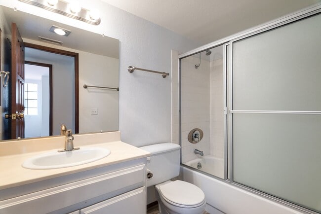 Building Photo - Beautiful 3 bedroom 2.5 bath townhouse across the street from Lake Murray