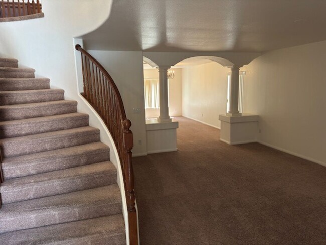 Building Photo - LARGE Spacious 5 Bedroom Single Family Home!!