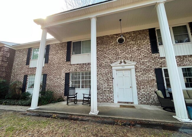 Primary Photo - Available 7/1. 2 BR/2 BA in a FANTASTIC Lo...