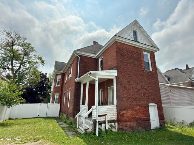 Building Photo - 606 Broadway
