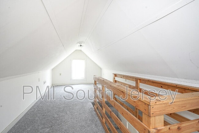 Building Photo - 121 Oak St