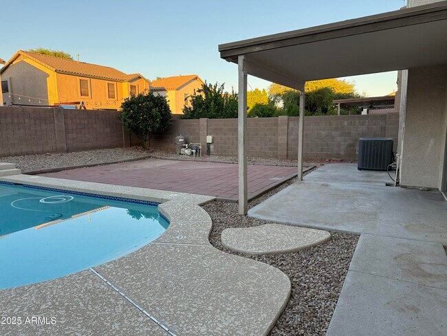 Building Photo - 2528 W Straight Arrow Ln