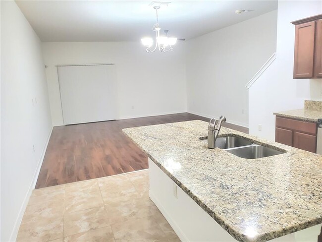 Building Photo - 2044 Hawks View Dr