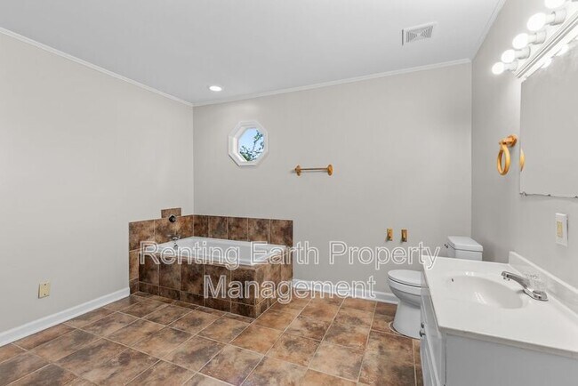 Building Photo - 231 Park Manor Dr