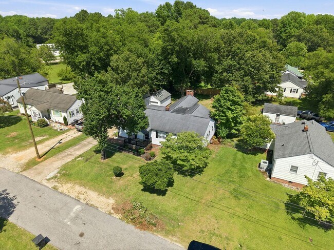 Building Photo - Modern Updates in this Classic 3bedroom/2.5 Bath Home in Erwin