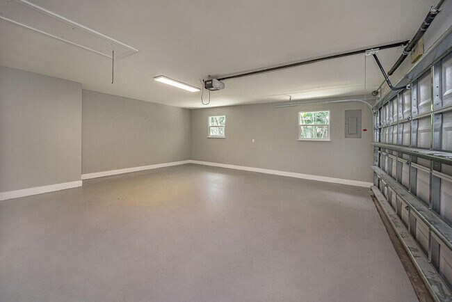 Building Photo - 300 Riomar Dr
