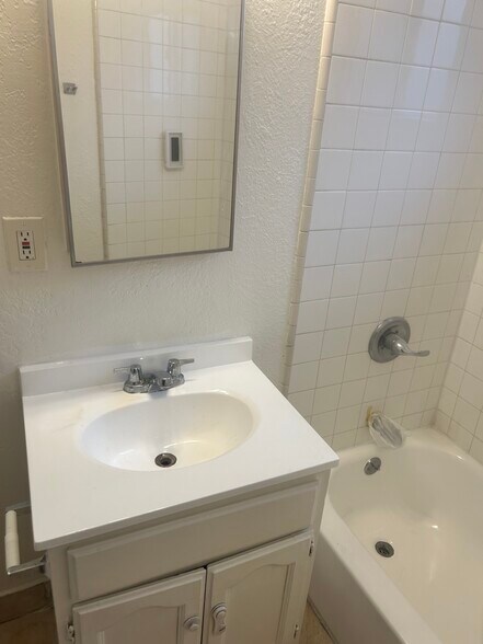 Primary Photo - 736 1/2 W Century Blvd
