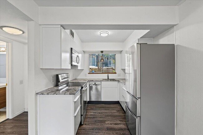 Building Photo - 1304 Mariposa Dr