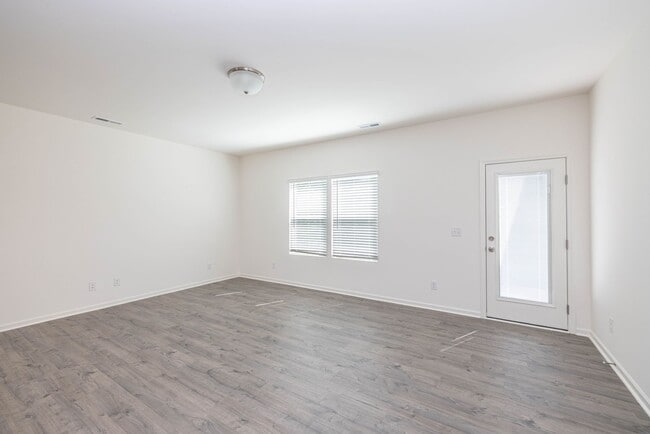 Building Photo - Beautiful 4 Bedroom Home Piedmont School D...