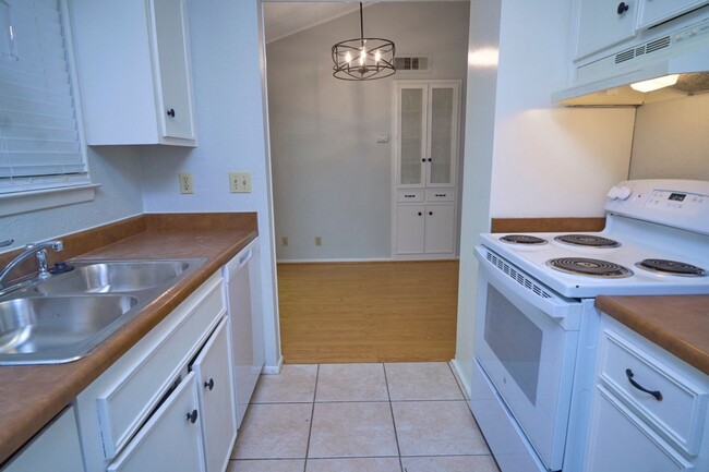 Building Photo - Cute 2 Bedroom 2 Bath Condo close to Medic...