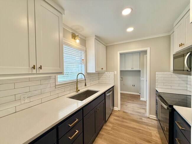 Building Photo - Tour today! Stunning 4-bedroom, 2-bath bea...