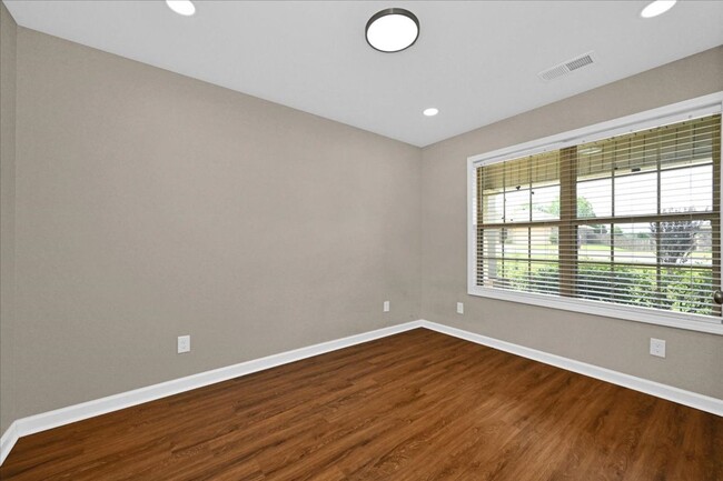 Building Photo - 3 Bedroom, 2 Bath home.