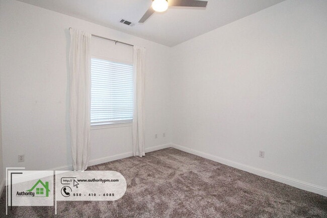 Building Photo - 2724 Western Oak Dr